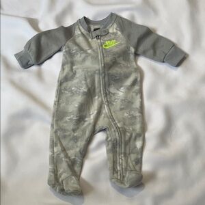 NIKE GRAY WITH NEON GREEN WRITING POLAR FOOTIES PYJAMA- BABY 3M